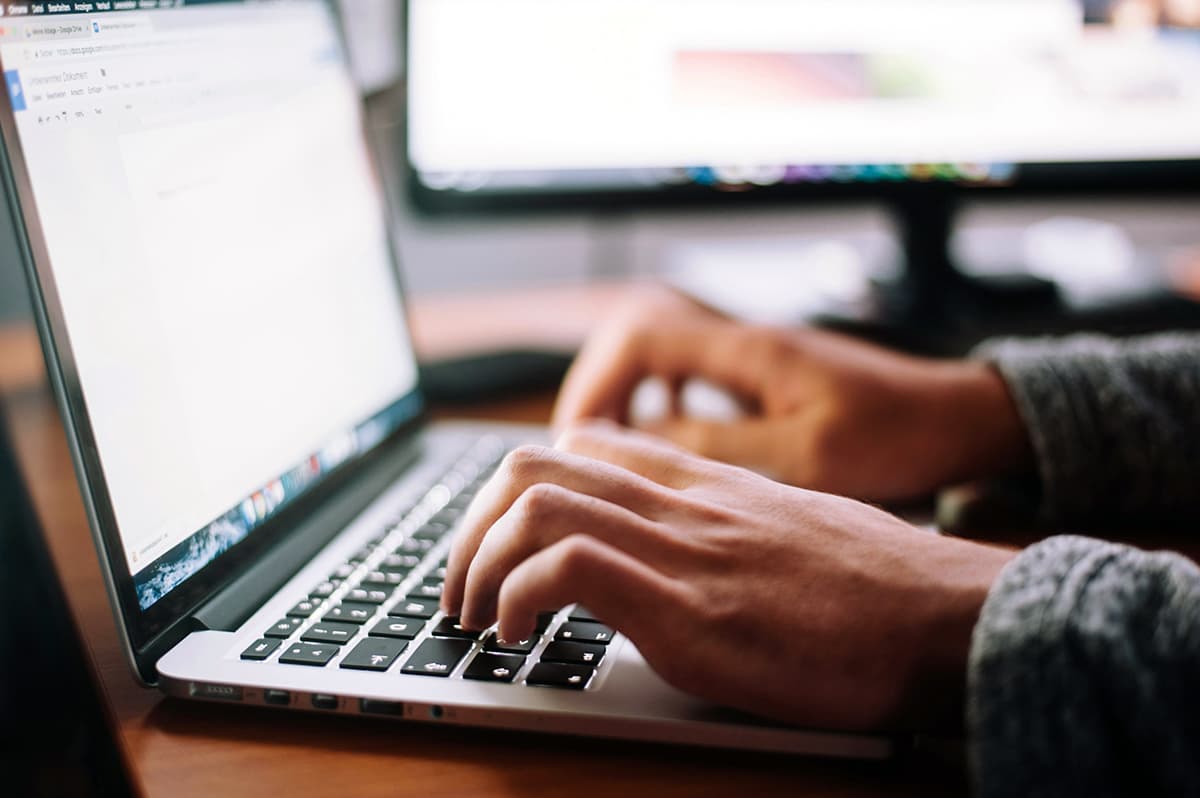 Créateur utilisant une interface logicielle avancée