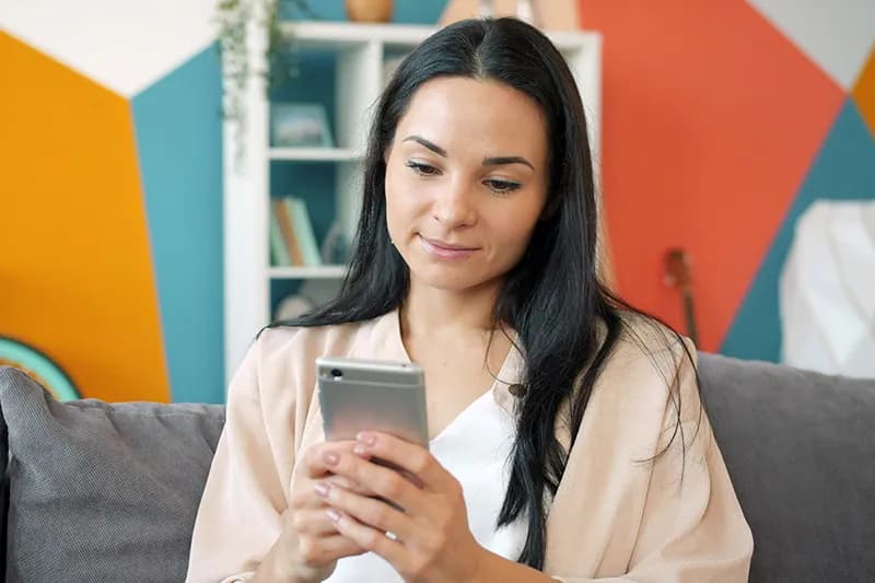 Personne captivée par le contenu sur l'écran de son smartphone