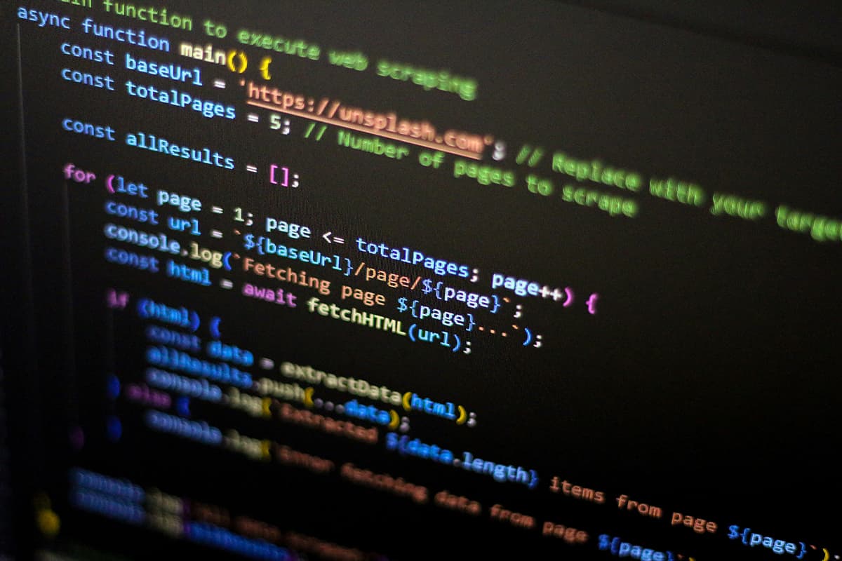 Gros plan sur un écran d'ordinateur affichant des lignes de code et du texte généré
