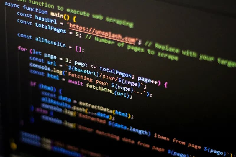 Gros plan sur un écran d'ordinateur, illustrant la gestion du code et des modèles d'intelligence artificielle