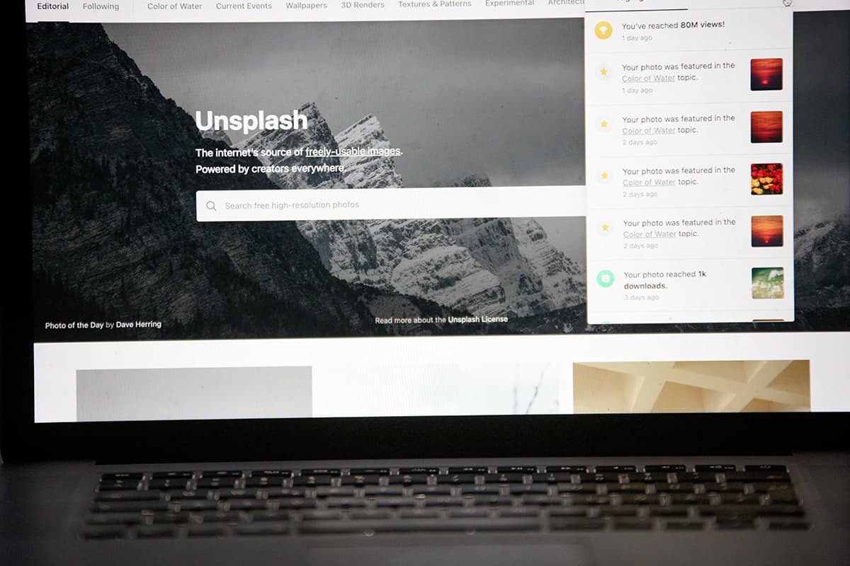 Un ordinateur portable ouvert posé sur un bureau, affichant un site web