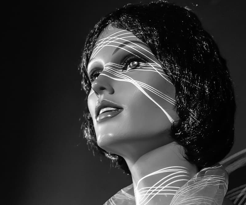 Mannequin en plastique lisse, symbolisant le manque d'authenticité d'un texte 100% généré par l'IA