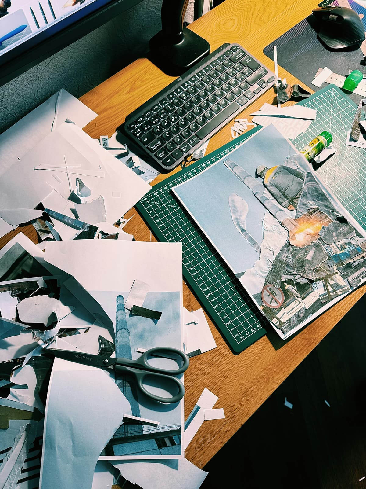 Un bureau de créatif en désordre avec des papiers et un clavier, illustrant le vrai processus de travail