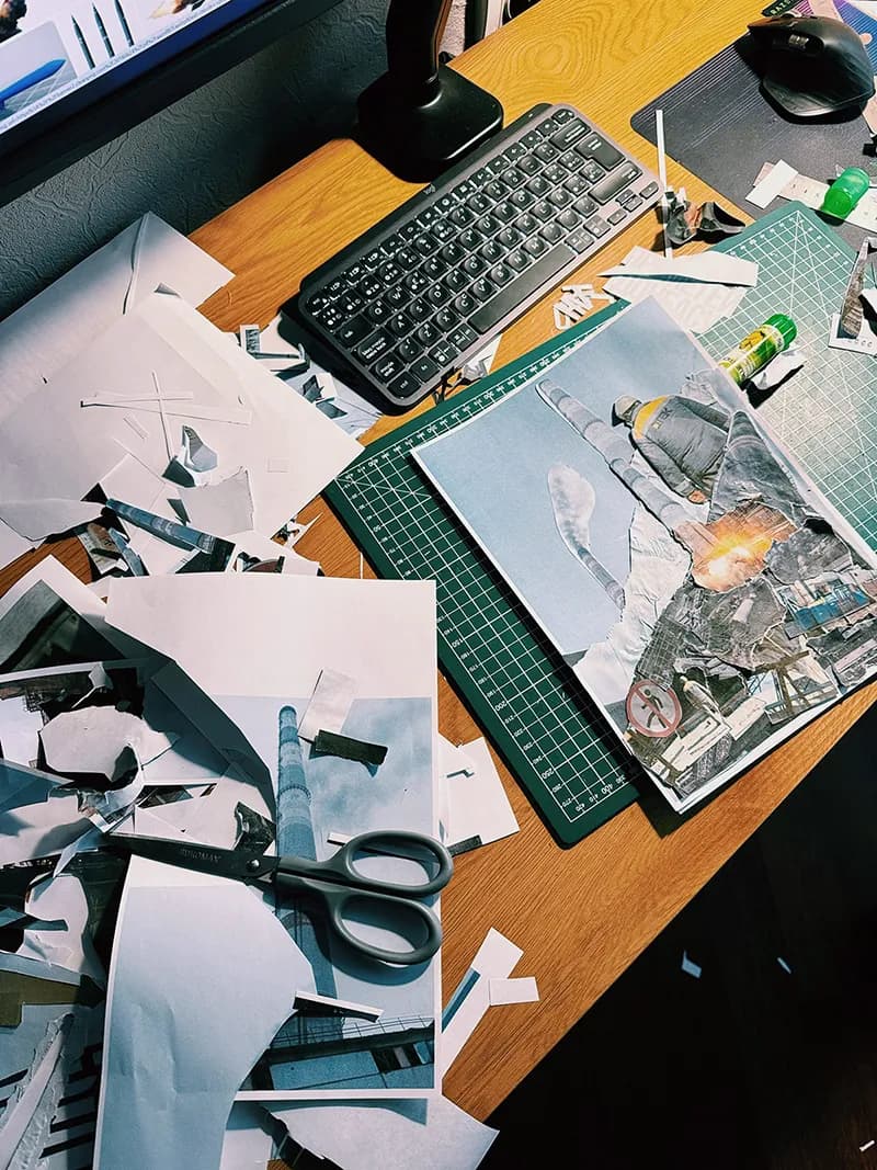 Un bureau de créatif en désordre avec des papiers et un clavier, illustrant le vrai processus de travail
