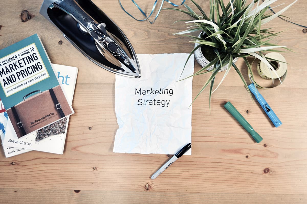 Document de stratégie marketing posé sur un bureau, symbolisant la planification Inbound