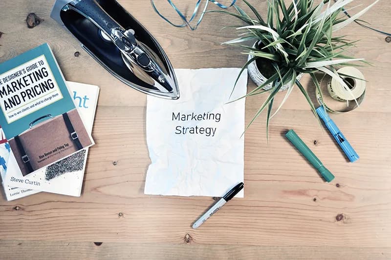 Document de stratégie marketing posé sur un bureau, symbolisant la planification Inbound