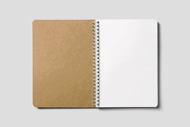 Un carnet aux pages blanches posé sur un bureau, symbolisant le point de départ de l'ingénierie de la pensée