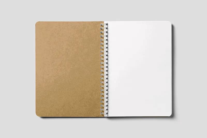 Un carnet aux pages blanches posé sur un bureau, symbolisant le point de départ de l'ingénierie de la pensée