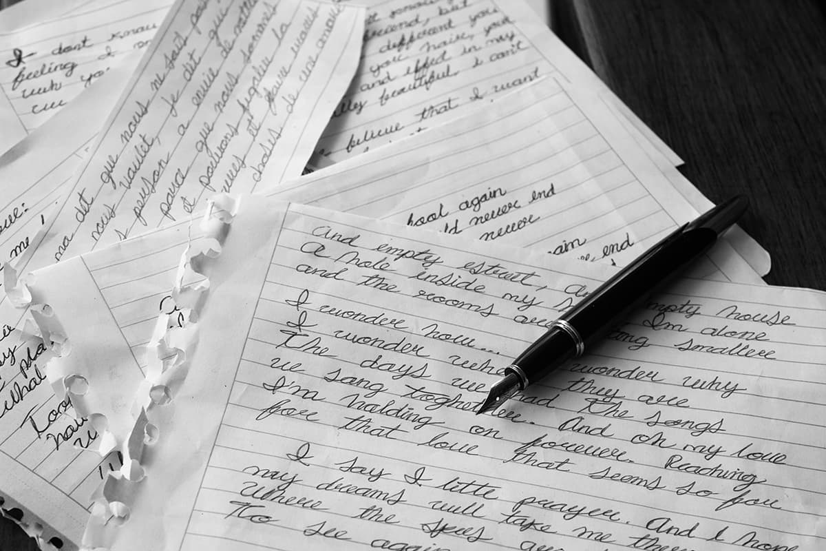 Personne rédigeant un brouillon, illustrant la phase de test textuel d'un contenu