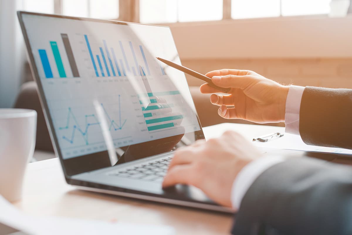 Graphiques de validation de données symbolisant l'analyse des performances d'un brouillon
