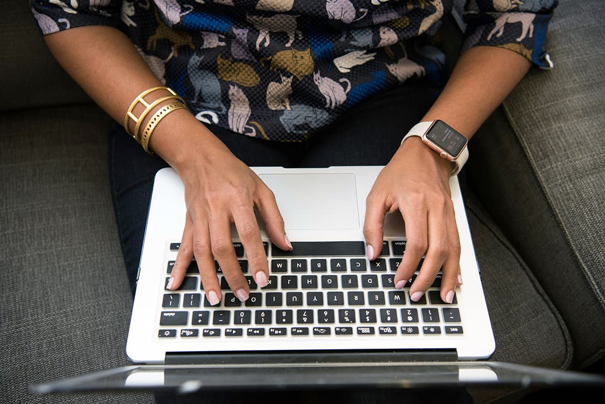 Personne tapant sur un ordinateur portable, illustrant la création d'un lead magnet B2B