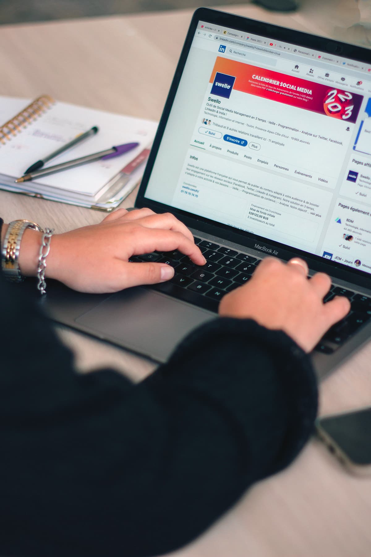 Utilisateur renseignant son adresse email sur un ordinateur pour télécharger une ressource gratuite