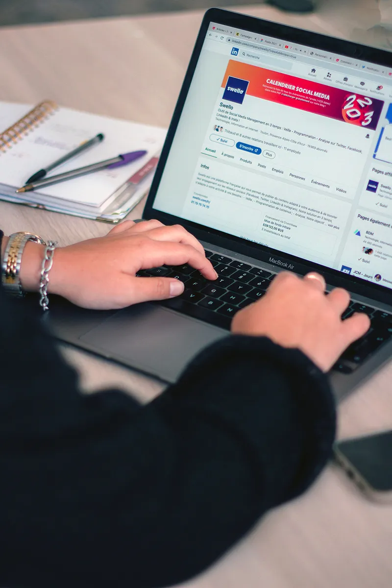 Utilisateur renseignant son adresse email sur un ordinateur pour télécharger une ressource gratuite