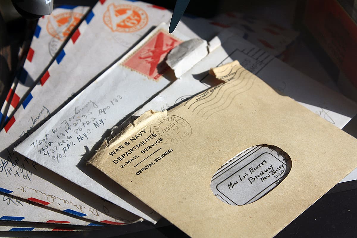 Des enveloppes de courrier ouvertes sur un bureau, illustrant la collecte d'adresses email