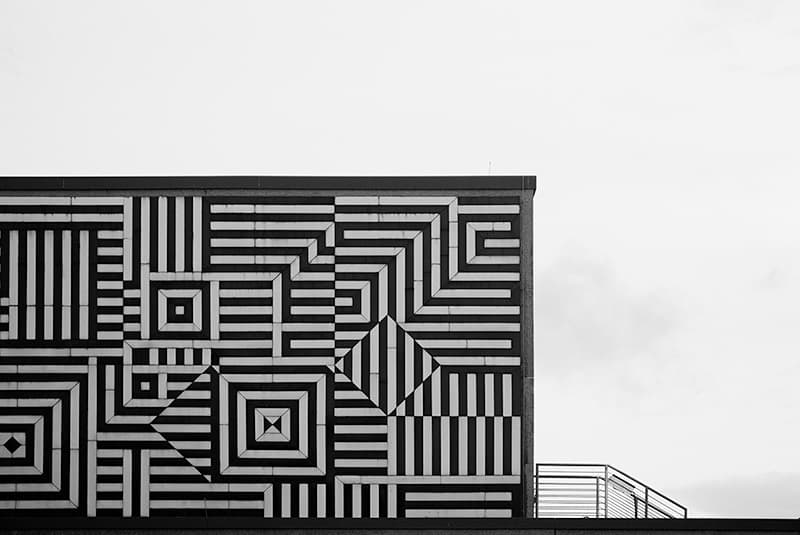 Architecture stricte aux lignes parfaites, symbolisant le verrouillage géométrique du canvas