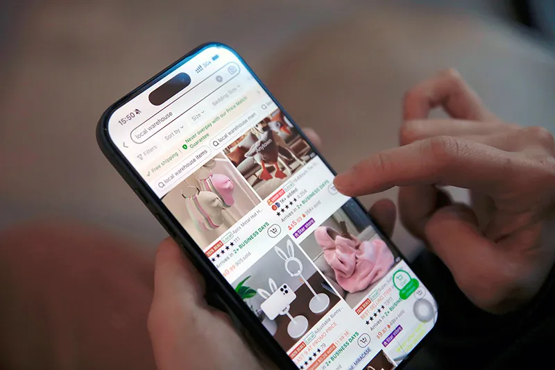 Personne scrollant sur son smartphone