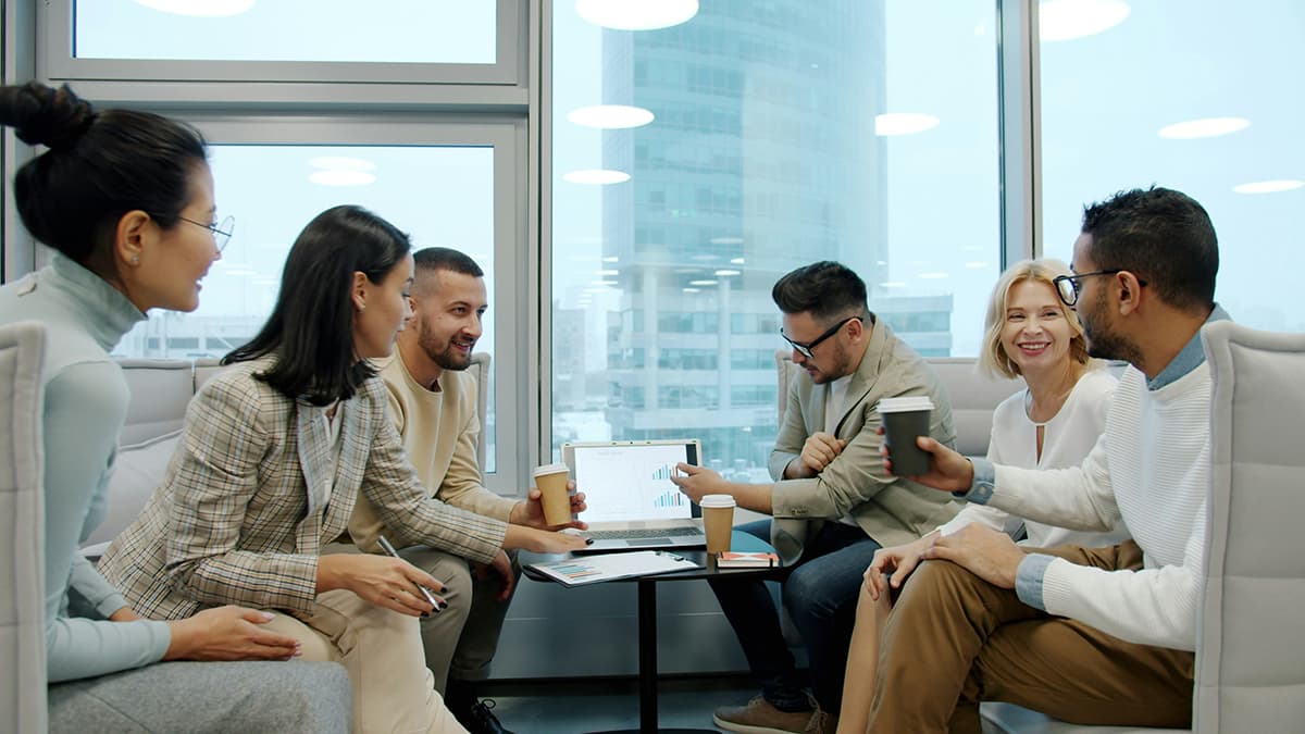 Une équipe de décideurs professionnels en réunion stratégique dans des bureaux modernes, symbolisant la qualification et les échanges à haute valeur ajoutée