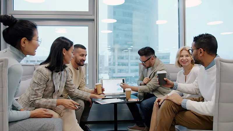 Une équipe de décideurs professionnels en réunion stratégique dans des bureaux modernes, symbolisant la qualification et les échanges à haute valeur ajoutée