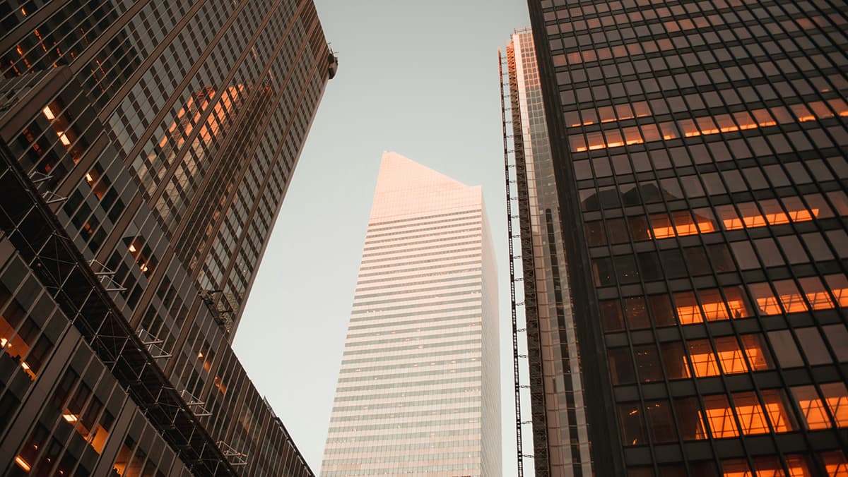 Homme d'affaires en contre-jour, symbolisant l'audience fantôme du Dark Social en B2B