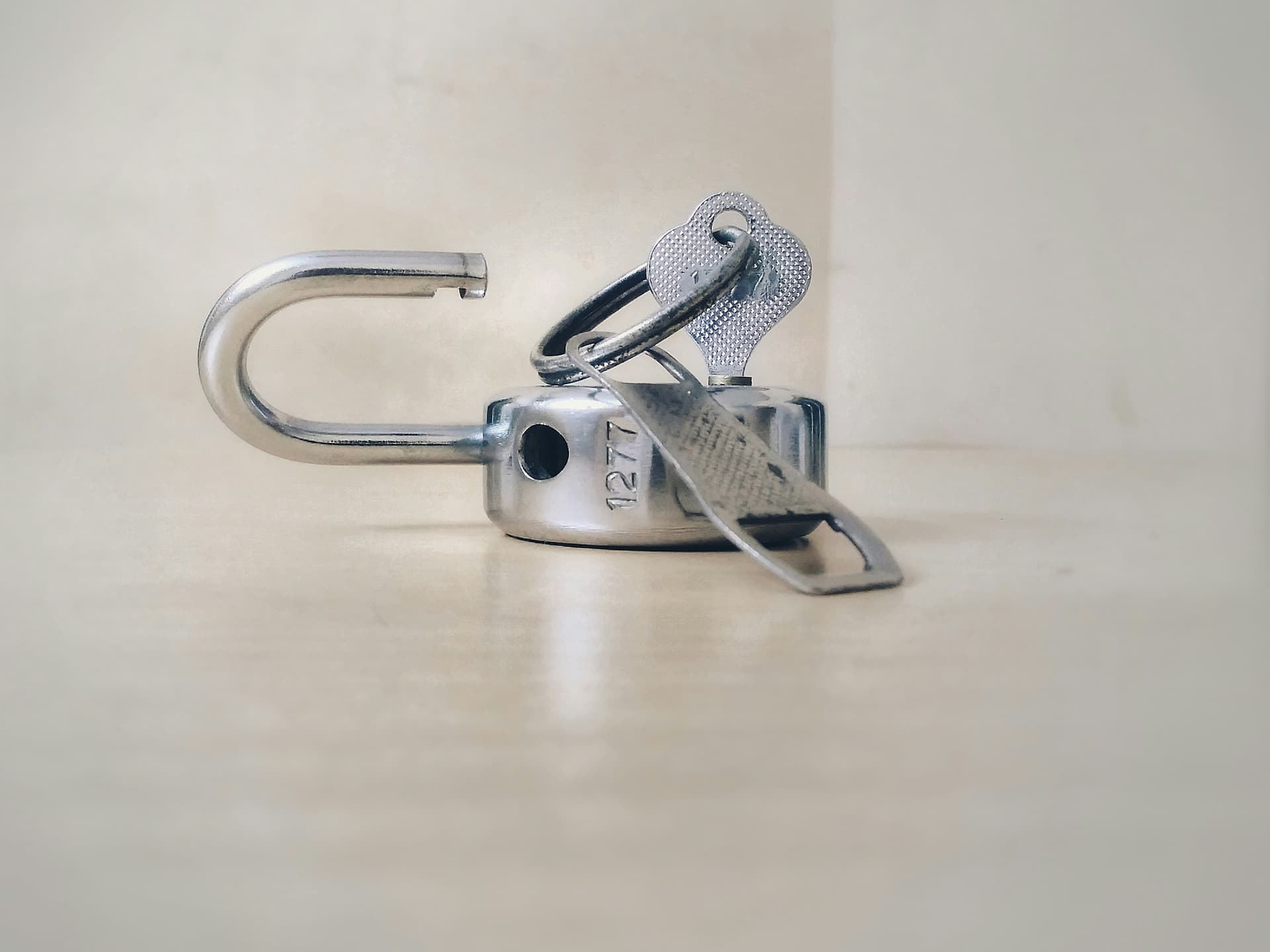 Cadenas ouvert symbolisant le déblocage de l'interface et la liberté éditoriale retrouvée