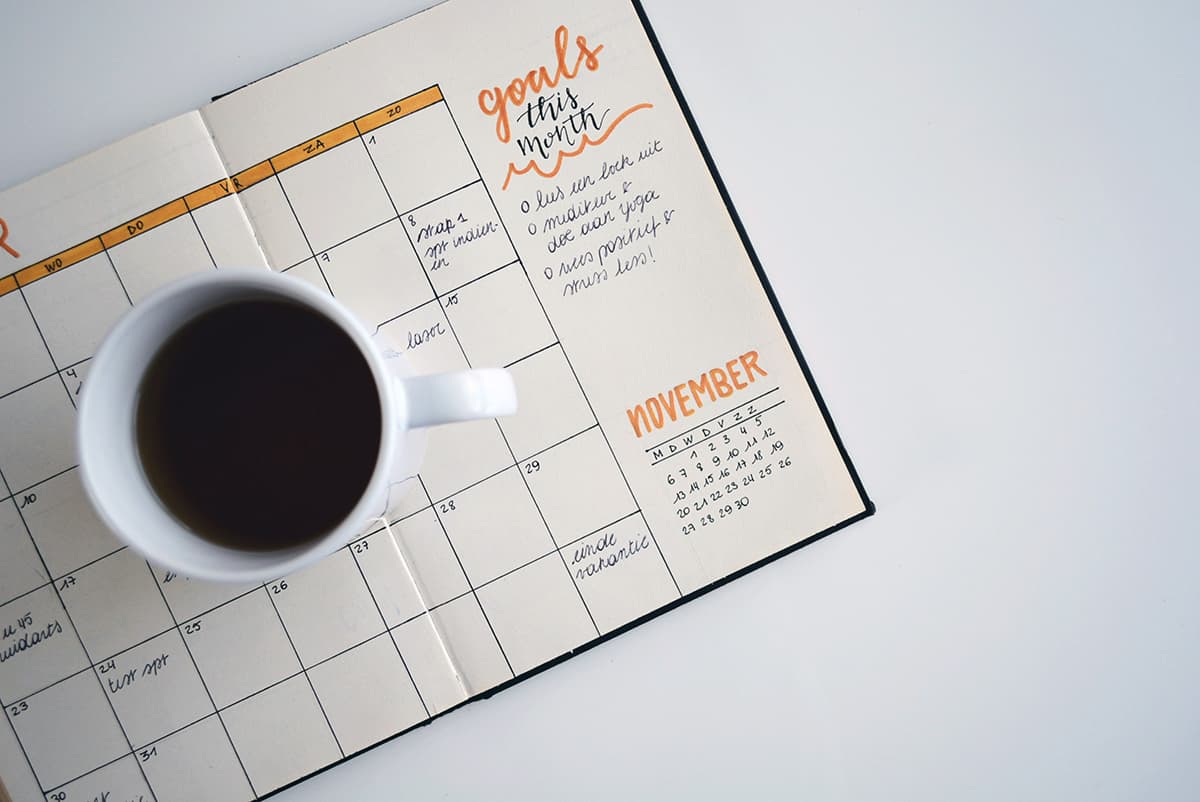 Tasse de café sur un agenda de planification matinale