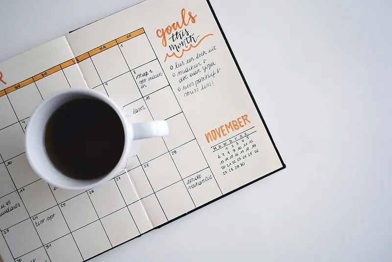 Tasse de café sur un agenda de planification matinale