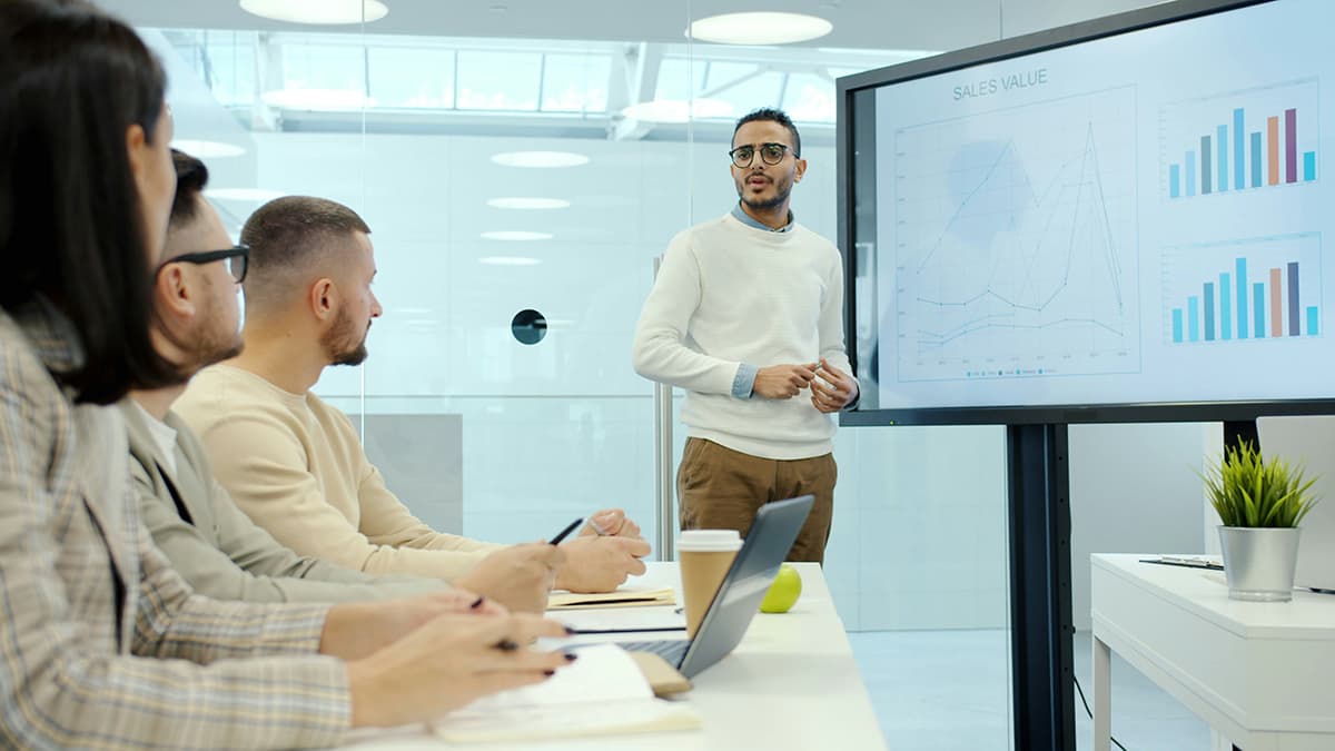 Écran affichant des données analytiques complexes, symbolisant l'analyse de l'audience sur LinkedIn