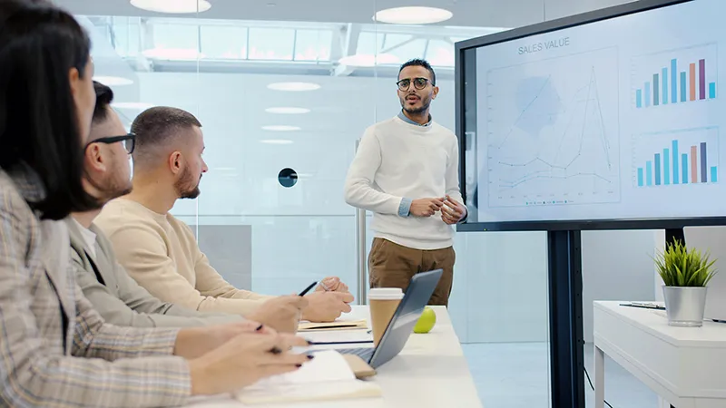 Écran affichant des données analytiques complexes, symbolisant l'analyse de l'audience sur LinkedIn