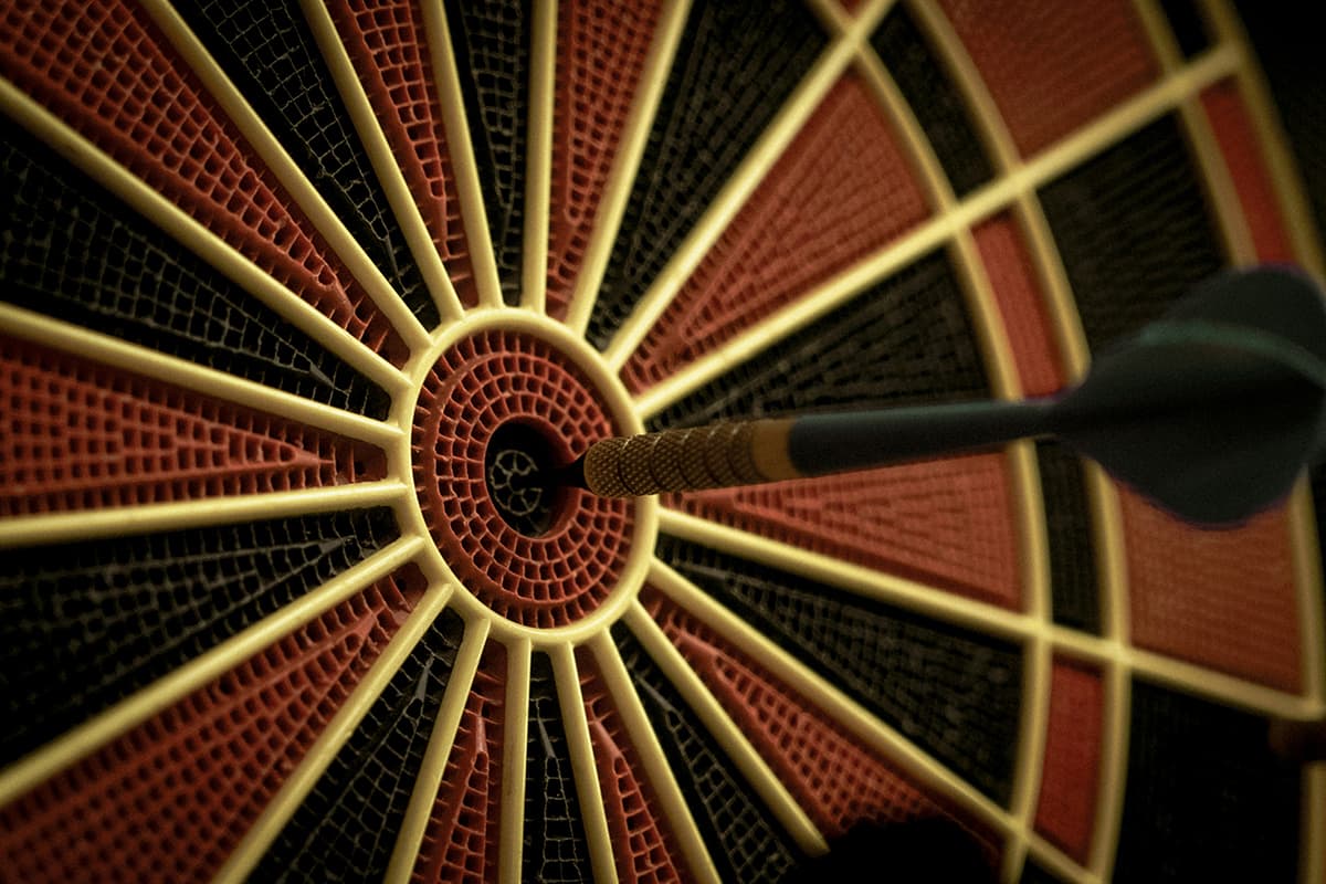 Cible de fléchettes en plein centre, illustrant le micro-ciblage parfait d'une audience B2B