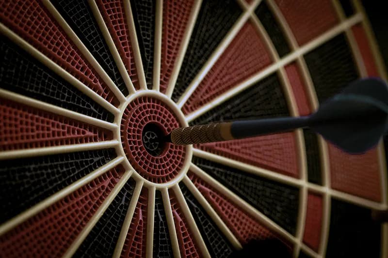 Cible de fléchettes en plein centre, illustrant le micro-ciblage parfait d'une audience B2B