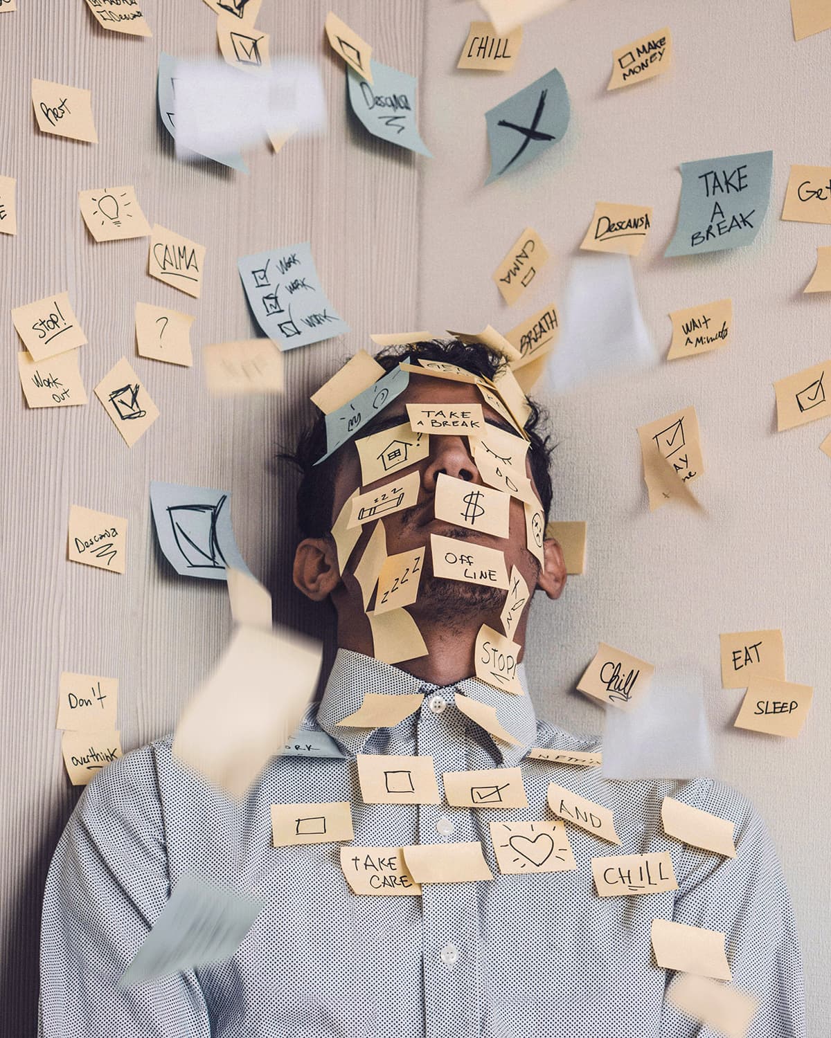 Solopreneur épuisé par la charge mentale de la création de contenu multicanal
