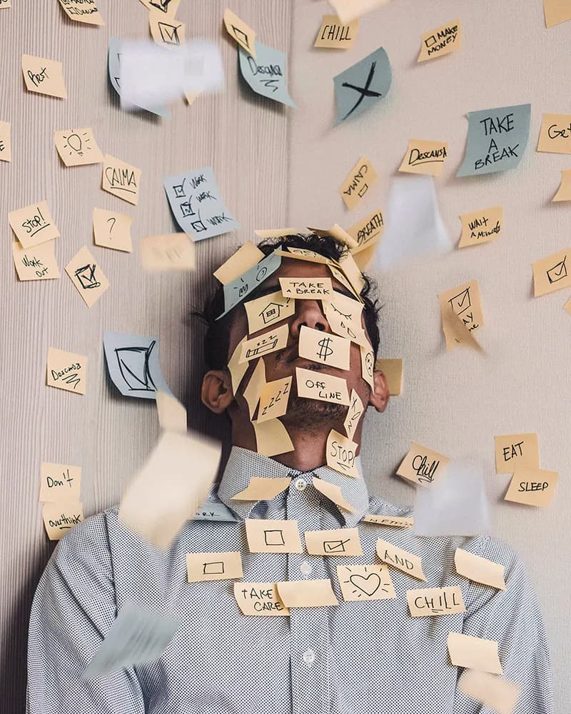 Solopreneur épuisé par la charge mentale de la création de contenu multicanal