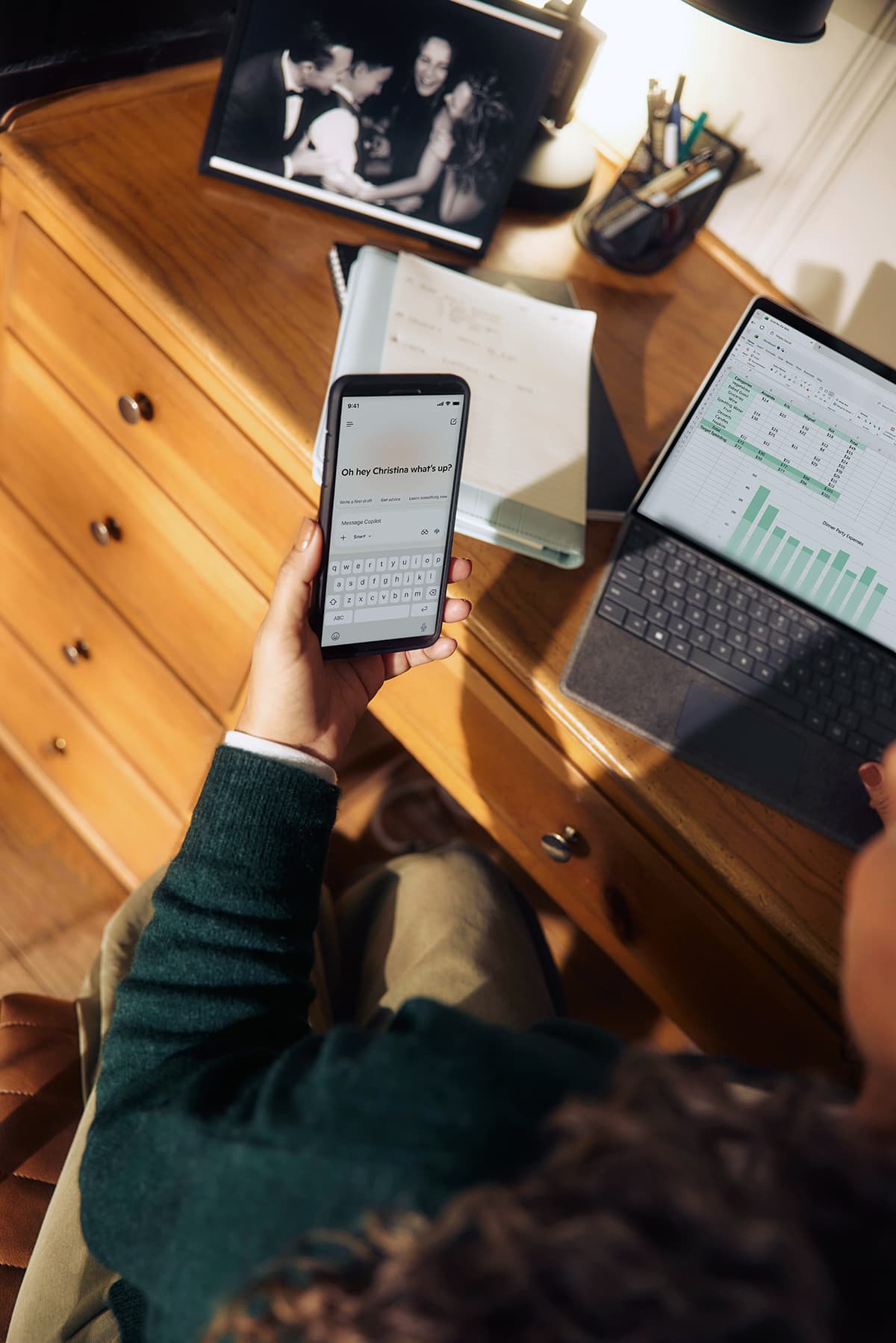 Téléphone, tablette et ordinateur portable sur un bureau pour la gestion de la communication