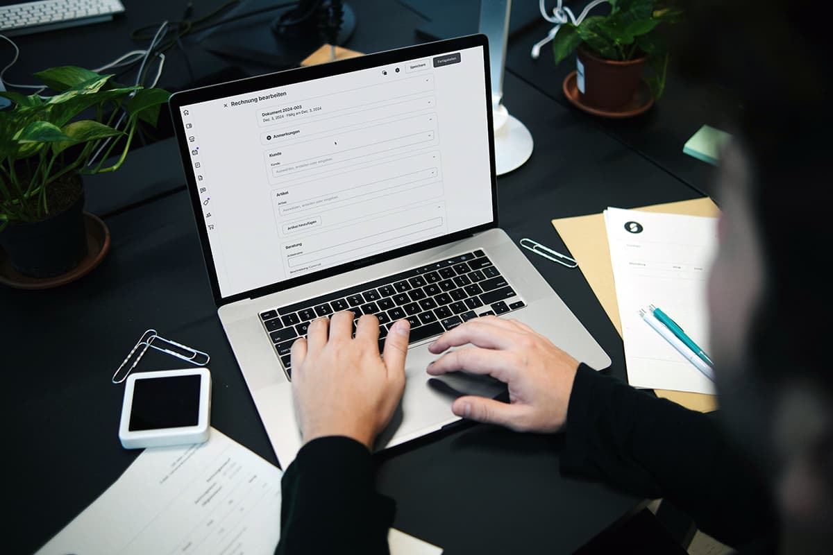 Une personne assise à un bureau utilisant un ordinateur portable, illustrant la productivité