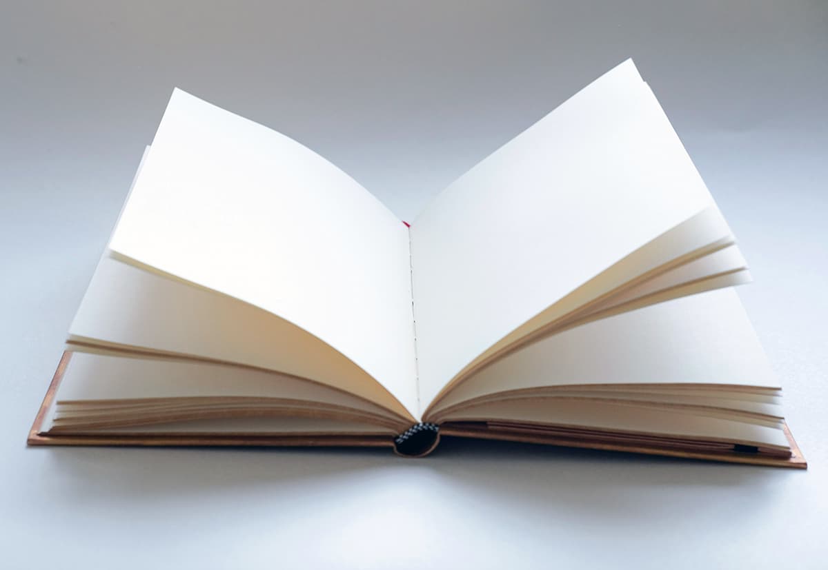 Écran blanc sur un ordinateur portable avec du papier froissé