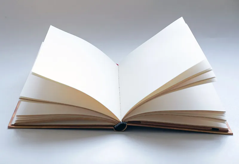 Écran blanc sur un ordinateur portable avec du papier froissé