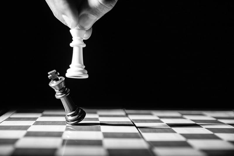 Pièce de jeu d'échecs roi, symbolisant l'autorité et le leadership d'un dirigeant B2B