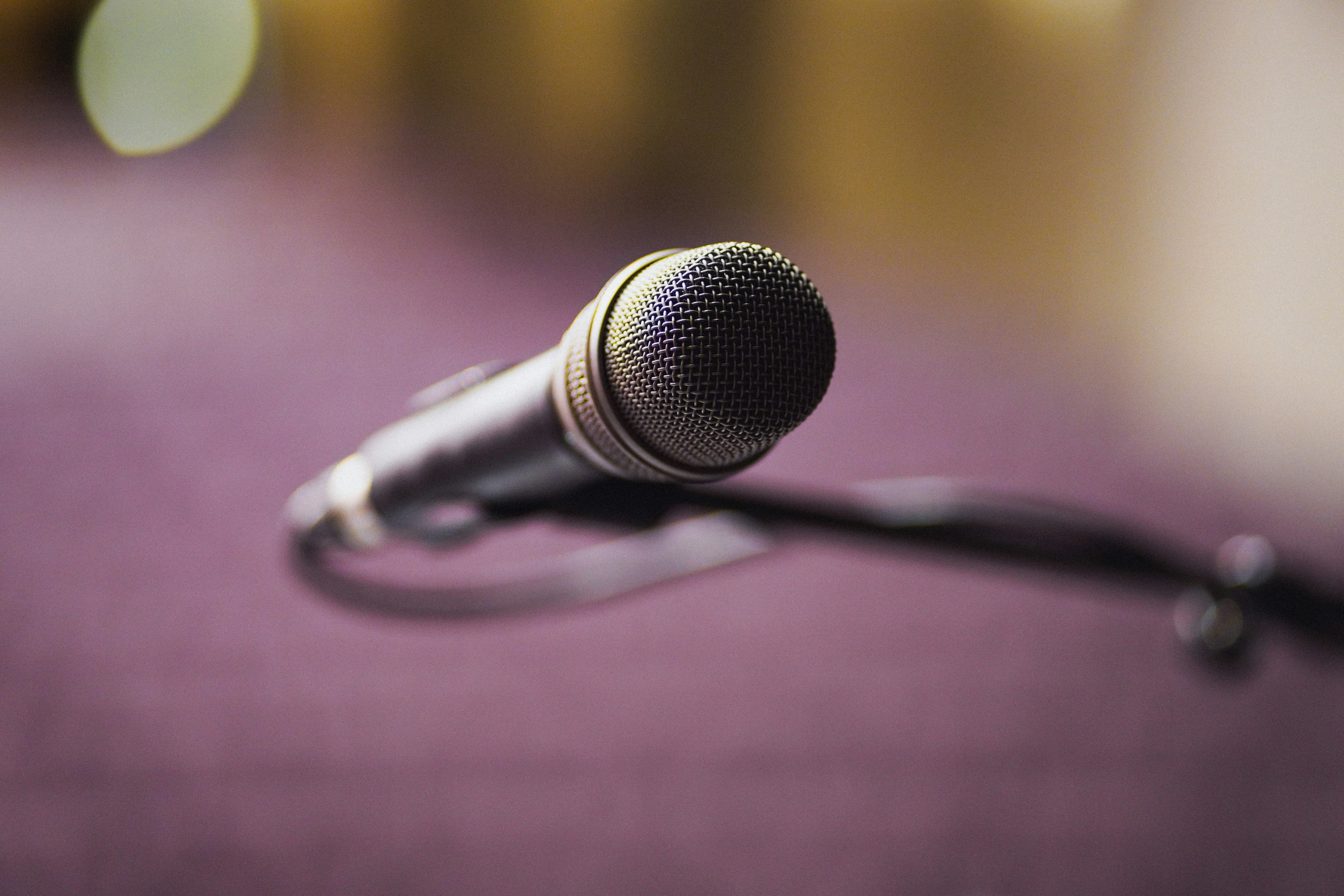 Gros plan sur un microphone sur pied, symbolisant la prise de parole