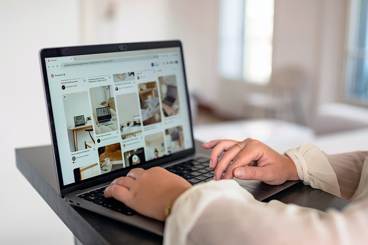 Application d'analytics sur smartphone, illustrant le trafic généré par une stratégie Pinterest B2B
