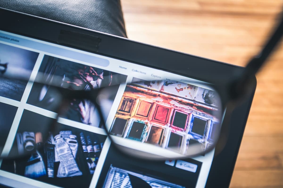 Utilisateur effectuant une recherche visuelle de graphiques et données B2B sur un écran