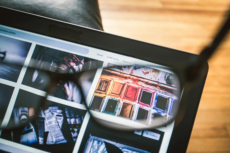Utilisateur effectuant une recherche visuelle de graphiques et données B2B sur un écran