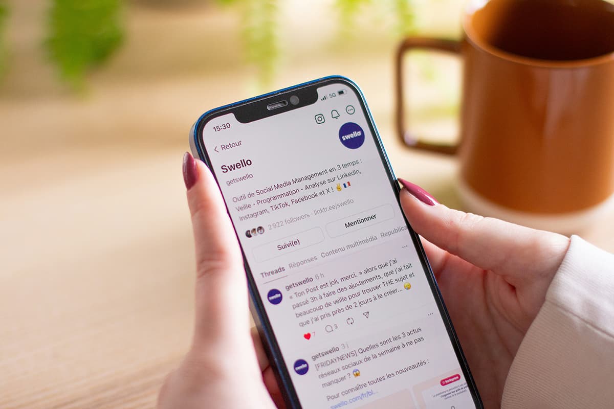 Une personne scrollant sur son smartphone pour lire un contenu B2B