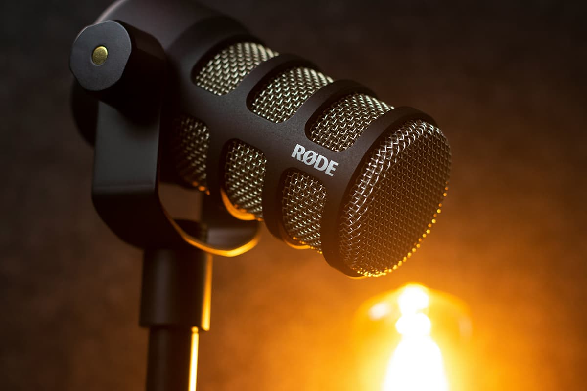 Gros plan d'un microphone de studio professionnel pour l'enregistrement d'un podcast