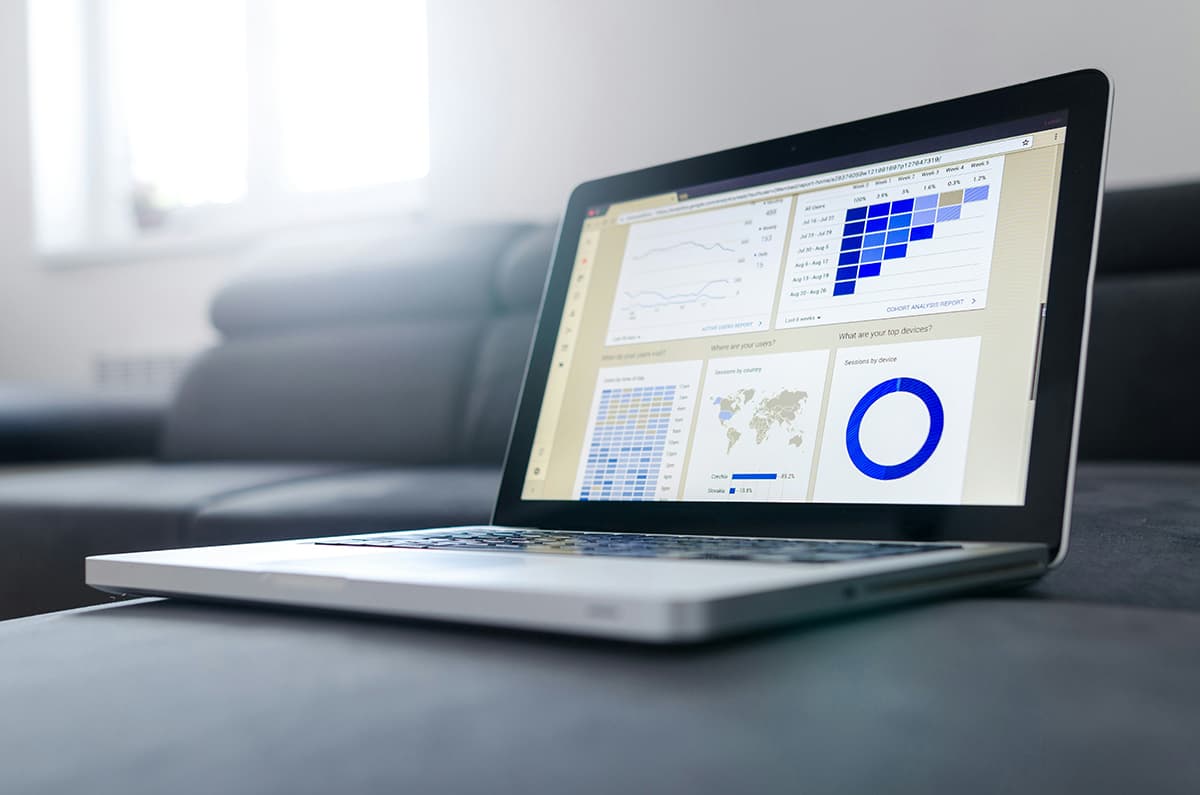 Tableau de bord d'un logiciel CRM illustrant le suivi des leads entrants depuis LinkedIn