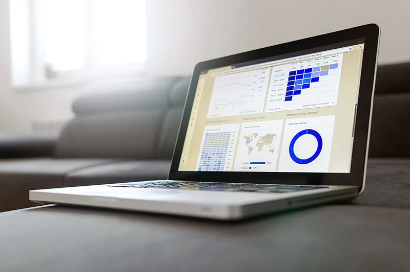 Tableau de bord d'un CRM moderne avec des graphiques de conversion, illustrant le suivi des leads entrants depuis LinkedIn