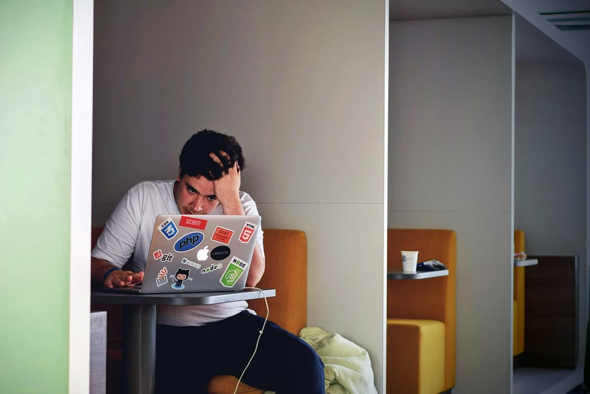 Espace de travail de designer avec des croquis, des carnets et un ordinateur portable, illustrant le processus de création