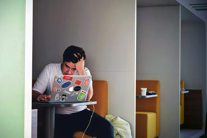 Espace de travail de designer avec des croquis, des carnets et un ordinateur portable, illustrant le processus de création