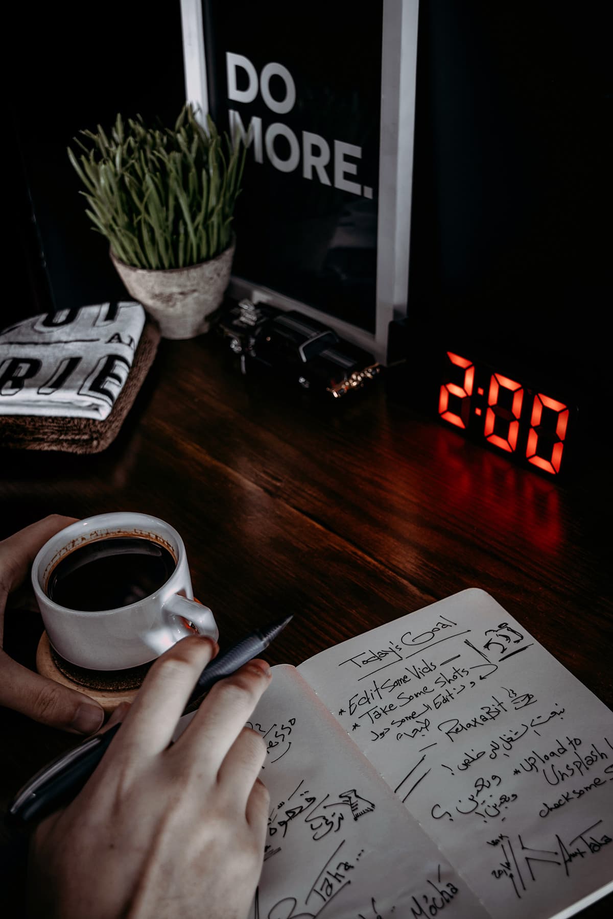 Une personne écrivant dans un carnet à côté d'une horloge, représentant le concept de timeboxing