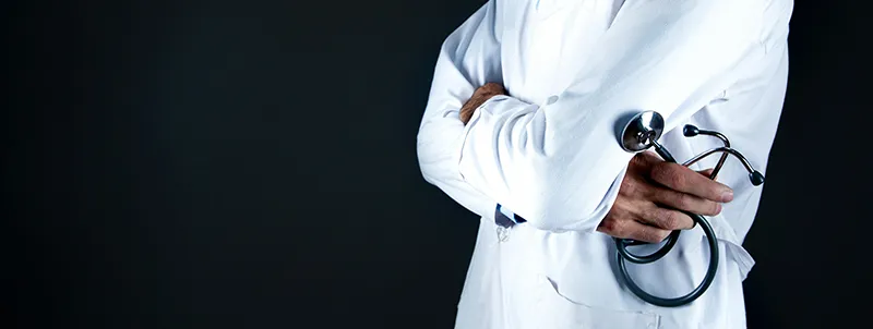 Un professionnel de santé en blouse blanche avec un stéthoscope, symbolisant la rigueur et l'autorité sur LinkedIn