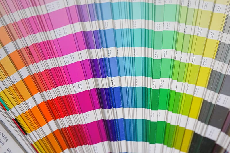 Nuancier de couleurs et codes Pantone, illustrant la précision des choix chromatiques par secteur